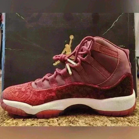 Jordan 11 Retro GG Heiress Velvet 2016 Grade School Size 4Y 852265-65 - Picture 5 of 11
